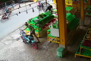 Hai thanh niên bình thản trộm xe máy như chốn không người