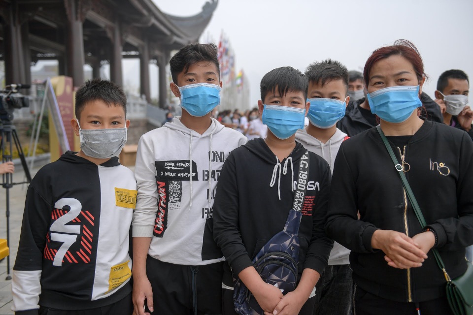Lo virus corona, chùa lớn nhất Hà Nam phát hàng nghìn khẩu trang miễn phí cho du khách - 8 Lo virus corona, chùa lớn nhất Hà Nam phát hàng nghìn khẩu trang miễn phí cho du khách - 8