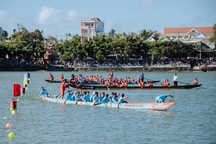 Tay chèo cãi nhau 3 tiếng giữa trời nắng, giải đua thuyền phải tạm hoãn