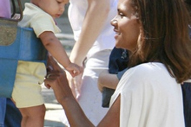 Halle Berry chơi đùa với con gái ở công viên