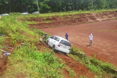 Cảnh xô ô tô tải đâm mạnh vào ô tô 7 chỗ như phim hành động