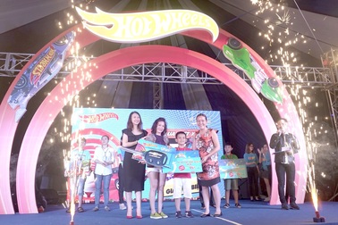 Bí quyết giúp cậu bé 7 tuổi cùng mẹ “sở hữu” xe hơi 600 triệu