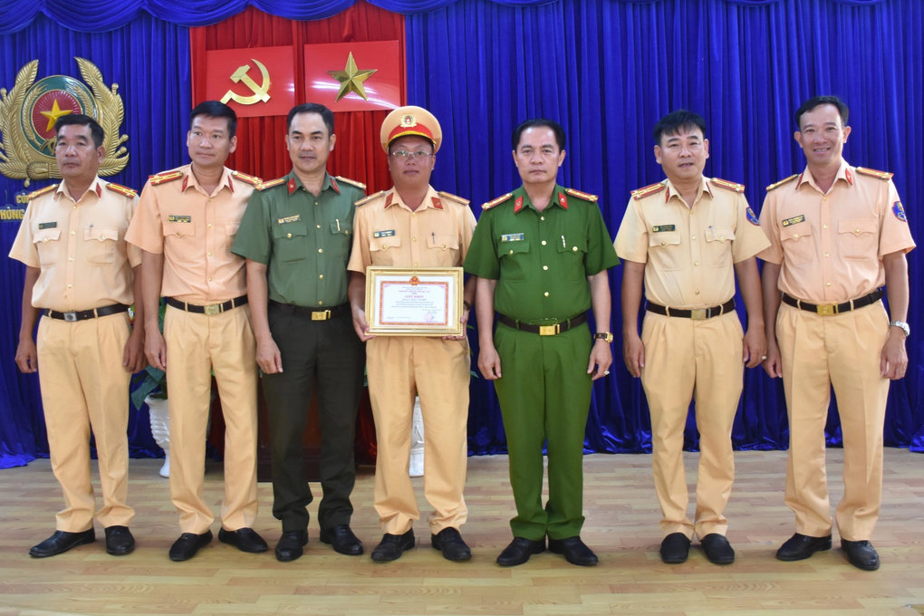 Khen thưởng đột xuất 2 cán bộ công an trả lại ví tiền cho người đánh rơi - 1 Khen thưởng đột xuất 2 cán bộ công an trả lại ví tiền cho người đánh rơi - 1