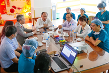 Ca mổ đặc biệt: Lật ngửa bào thai nguy kịch, sửa tim bé ngay trong bụng mẹ