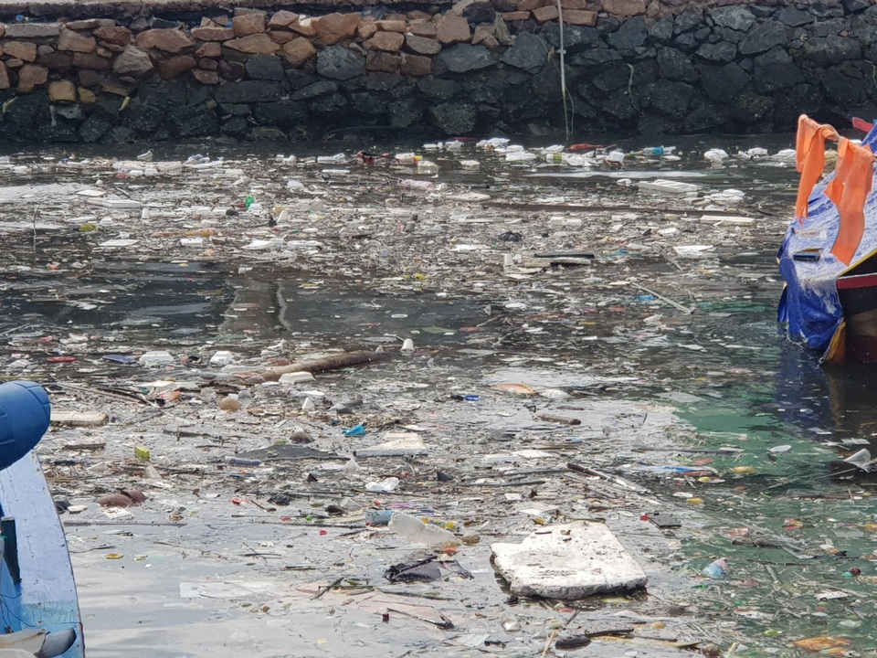Đảo hơn 3.000 dân ở Nha Trang ngập rác mùa biển động - 2 Đảo hơn 3.000 dân ở Nha Trang ngập rác mùa biển động - 2