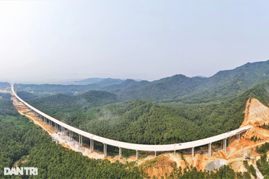Kỳ vĩ 2 cầu vượt núi trên cao tốc Bắc - Nam