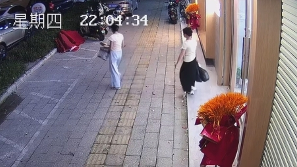 Tưởng nhầm là rác, nữ nhân viên vứt chiếc hộp chứa 22 vòng vàng ra lề đường - 1 Tưởng nhầm là rác, nữ nhân viên vứt chiếc hộp chứa 22 vòng vàng ra lề đường - 1