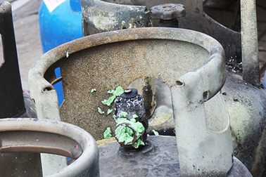 Hình ảnh những "quả bom" gas bị lửa đốt cháy sém