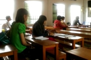 Cận ngày thi, sĩ tử chạy đua ôn luyện với trời nóng