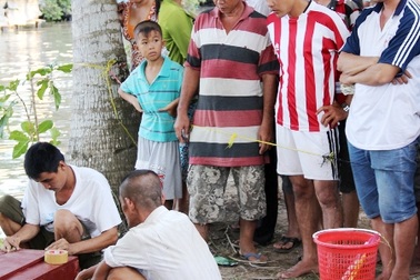 Phát hiện thi thể bé trai sơ sinh còn trong bọc ối