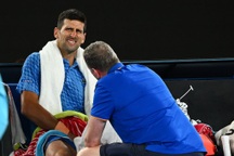 Nén đau thi đấu, Djokovic vượt qua Dimitrov