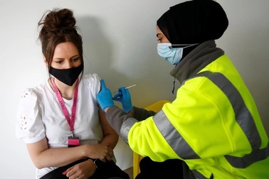 Tiêm kết hợp AstraZeneca và vắc xin mRNA giảm 88% nguy cơ nhiễm virus