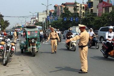 CSGT Hà Nội không ngại “đụng” xe ba bánh giả danh thương binh