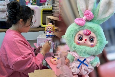 Kiếm gần 1 triệu đồng/ngày nhờ nghề "độ" Baby Three, Labubu