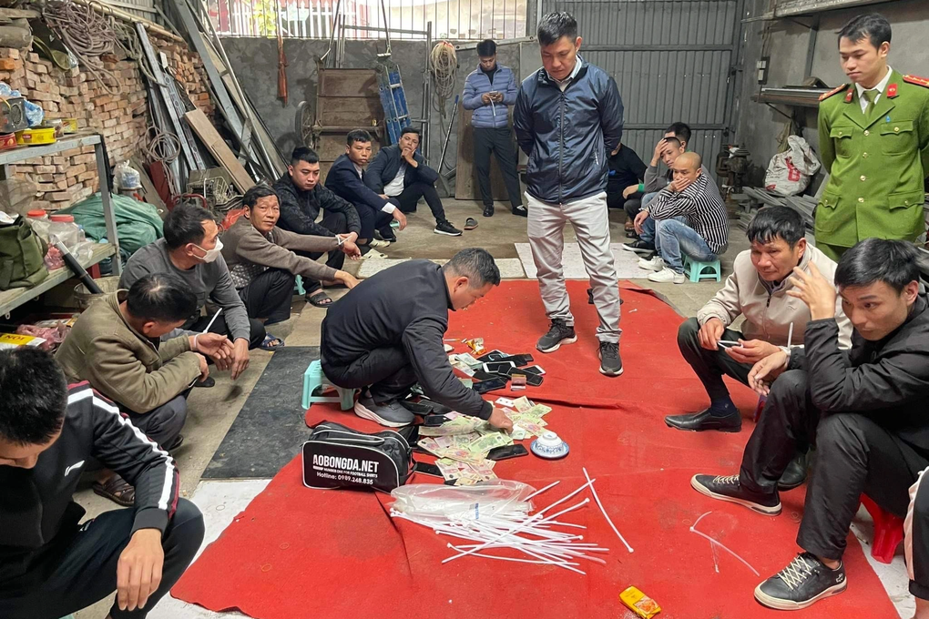 Triệt phá sới bạc ở Hà Nội, thu giữ hàng trăm triệu đồng - 2 Triệt phá sới bạc ở Hà Nội, thu giữ hàng trăm triệu đồng - 2