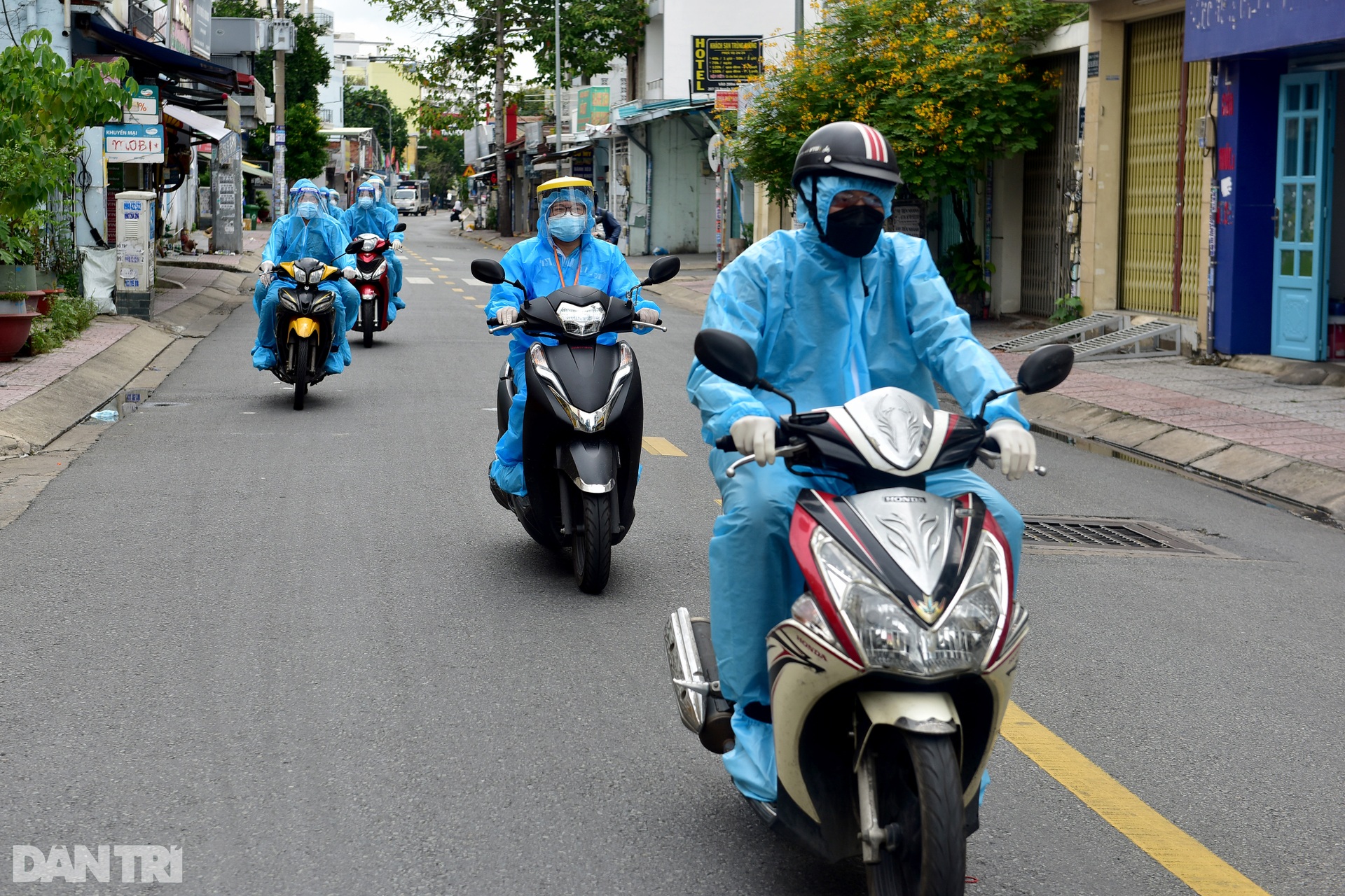 Chiến sĩ Quân y hướng dẫn người dân TPHCM làm test nhanh tại nhà - 3 Chiến sĩ Quân y hướng dẫn người dân TPHCM làm test nhanh tại nhà - 3