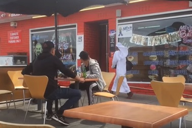 Cười "té ghế" với màn "khủng bố" dọa ném bom