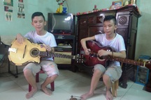 Tiếng đàn xót xa của hai anh em sinh đôi mù lòa