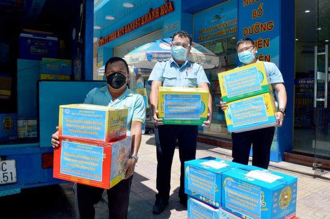 Tặng nhu yếu phẩm cho khu cách ly phong tỏa