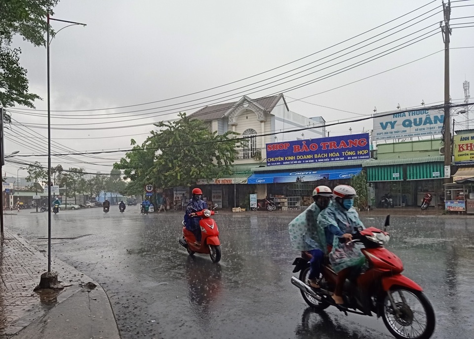 “Mưa vàng” giải nhiệt khắp Miền Tây sau bao ngày nắng hạn - 3 “Mưa vàng” giải nhiệt khắp Miền Tây sau bao ngày nắng hạn - 3