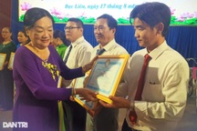 Khen 50 giáo viên tiêu biểu, hỗ trợ 6.000 học sinh, sinh viên vượt khó