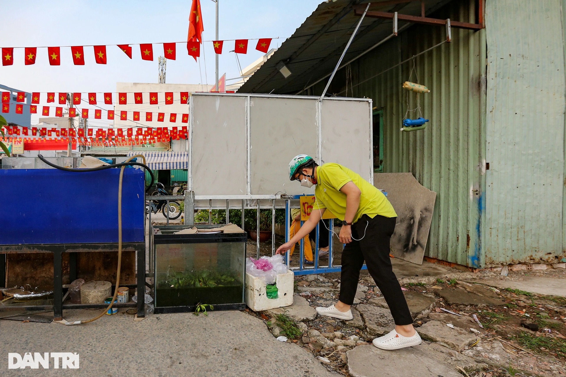 Người dân thuê thuyền ra giữa sông Sài Gòn thả cá tiễn ông Táo - 8