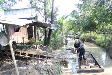 Tranh thủ mùa nước nổi, nông dân bán đất mặt ruộng kiếm tiền triệu