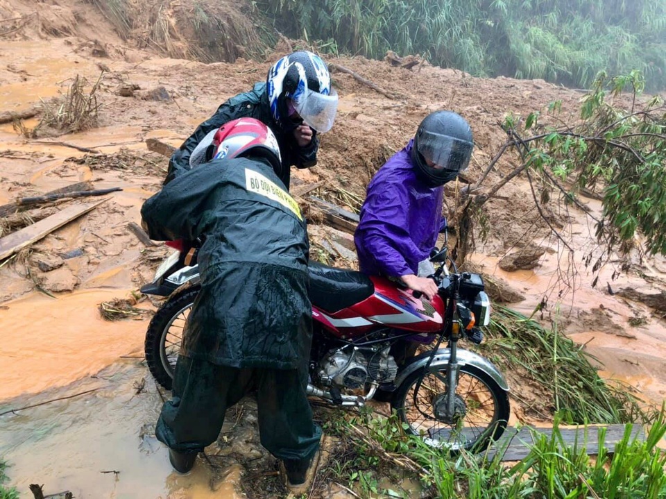 Nhiều tuyến đường ở biên giới bị sạt lở gây ách tắc giao thông - 6 Nhiều tuyến đường ở biên giới bị sạt lở gây ách tắc giao thông - 6