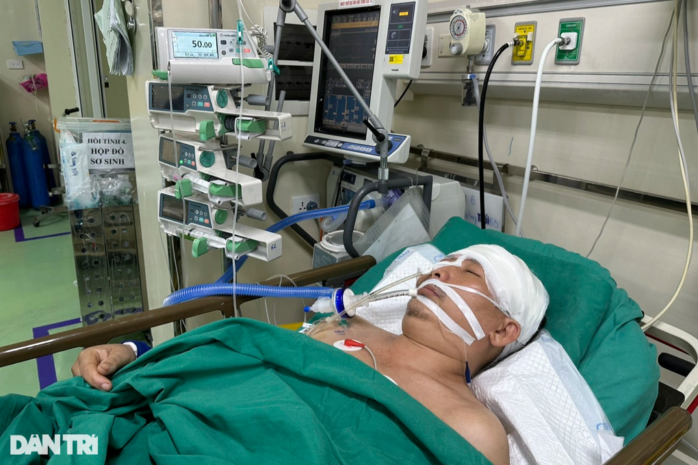Áo mưa vướng bánh xe máy, thầy giáo cấp 2 nguy kịch tính mạng - 4 Áo mưa vướng bánh xe máy, thầy giáo cấp 2 nguy kịch tính mạng - 4