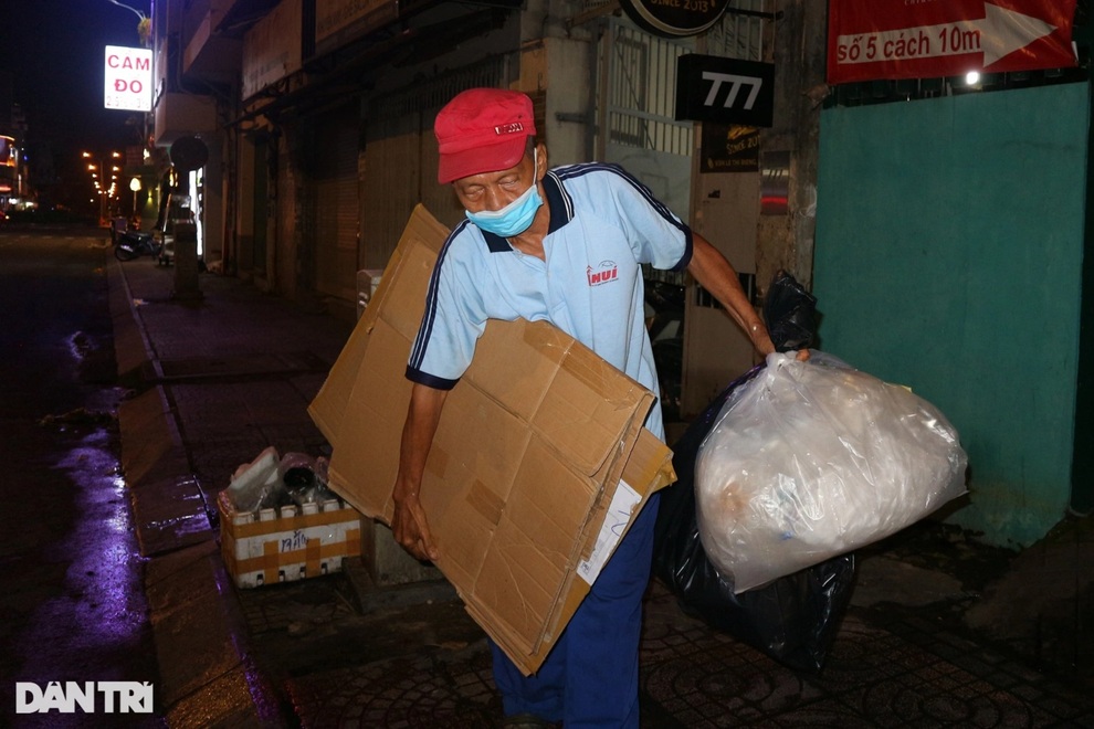 Ông lão vá xe giữa quận nhất: Ở Sài Gòn, chưa bao giờ kiếm tiền khó thế! - 4 Ông lão vá xe giữa quận nhất: Ở Sài Gòn, chưa bao giờ kiếm tiền khó thế! - 4