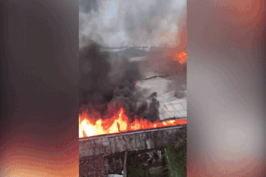 Cháy lớn tại nhà xe công ty giày xuất khẩu ở Thanh Hóa