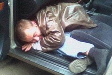 Bi hài tên trộm bị tóm do ngủ quên trong lúc “hành sự”