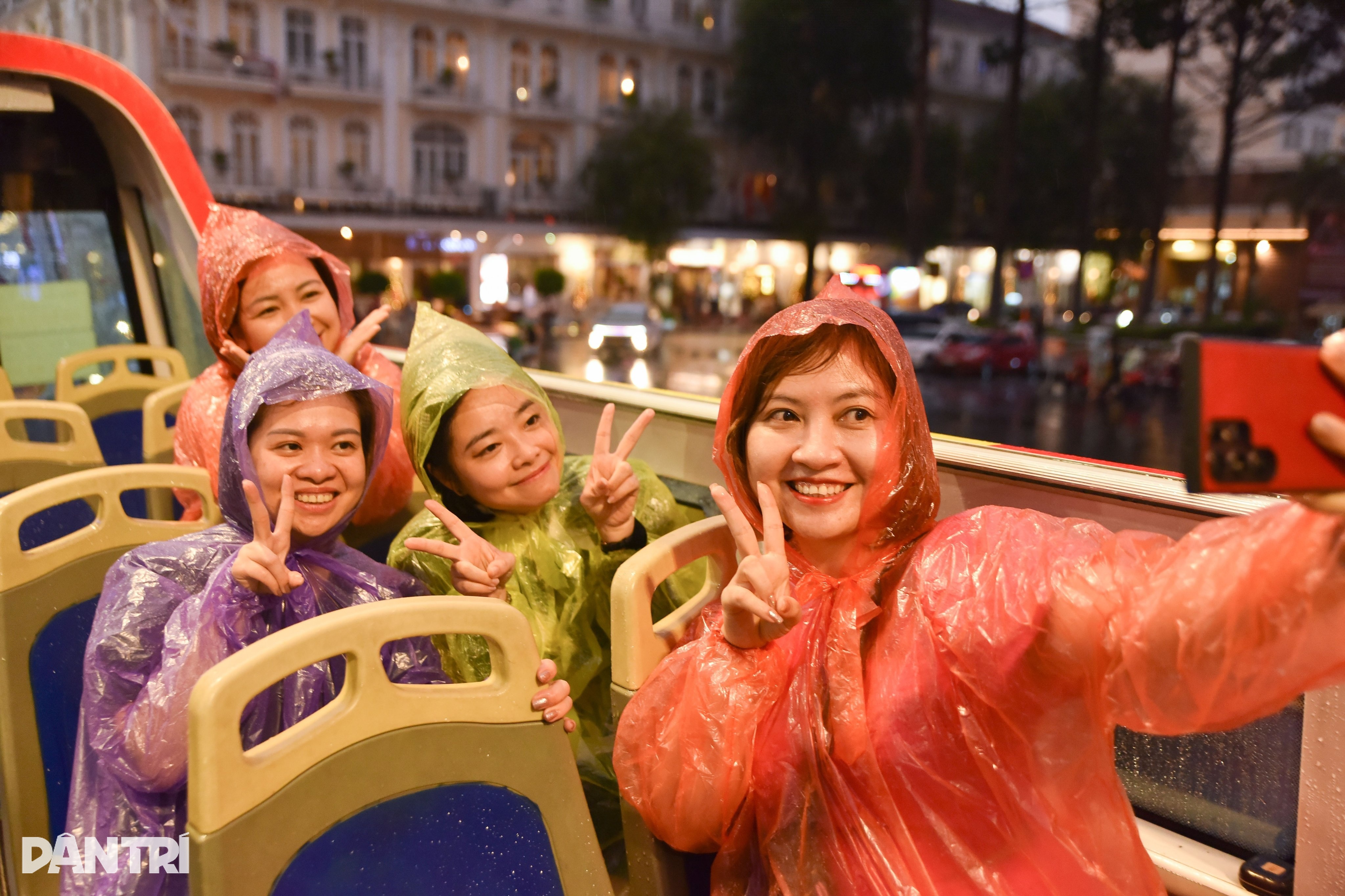 אנשים ותיירים צועדים במים לאחר גשם כבד בהו צ'י מין סיטי - 10 Người dân, du khách bì bõm lội nước sau cơn mưa lớn ở TPHCM - 10