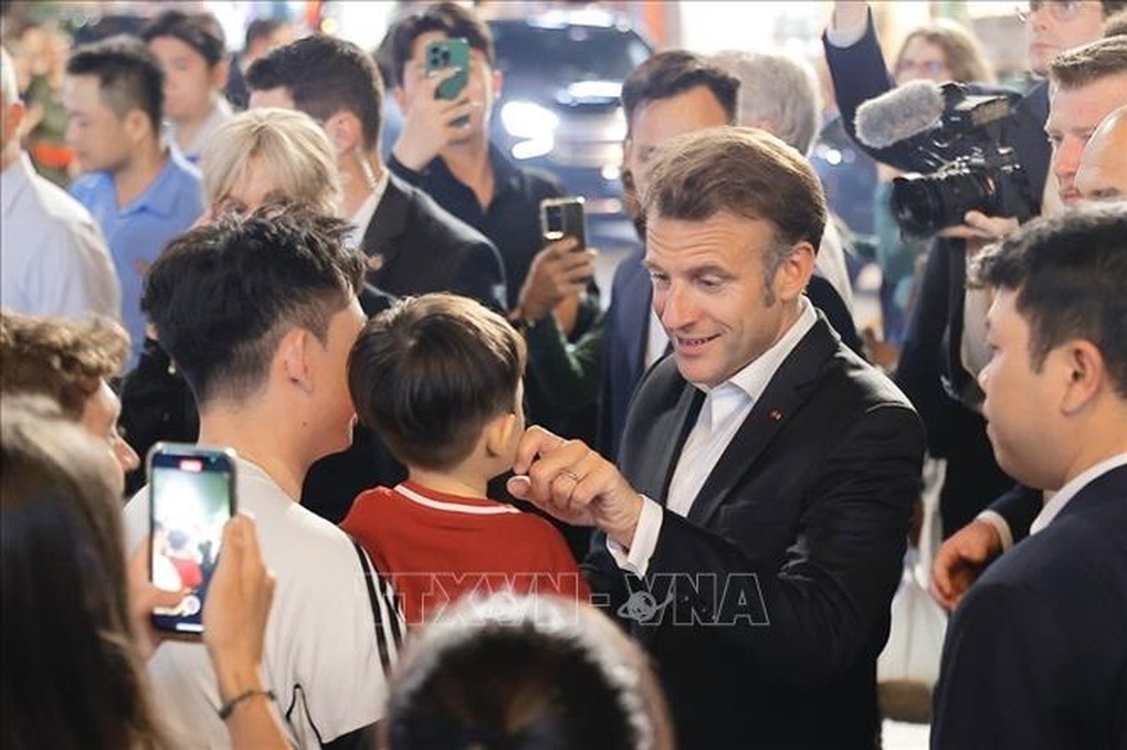 Tổng thống Pháp Emmanuel Macron và Phu nhân dạo phố cổ Hà Nội - 2 Tổng thống Pháp Emmanuel Macron và Phu nhân dạo phố cổ Hà Nội - 2