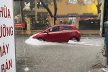 Hà Nội phố cũng như sông: Muộn chấm công, gọi taxi "cháy máy"