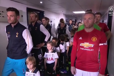 Các cầu thủ Totteham và MU chuẩn bị ra sân thi đấu