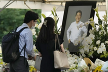 Phu nhân cựu Thủ tướng Abe đau xót bên linh cữu chồng trong ngày tang lễ