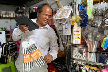 Vợ chồng mù quyết không dắt con đi bán hàng: "Chúng tôi cực là đủ rồi!"