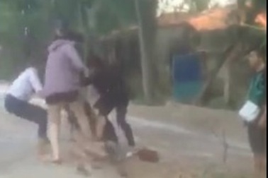 Công an xác định nhóm người đánh, lột quần áo nữ sinh giữa đường