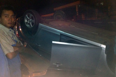 Tài xế chói mắt, ô tô lật ngửa ra đường