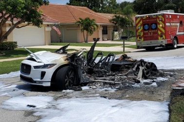 Xe điện Jaguar I-Pace bỗng nhiên bốc cháy khi đang đỗ