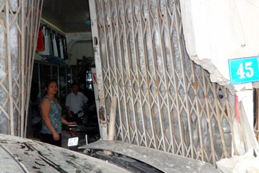 Nửa đêm, xe con đâm sập nhà dân 