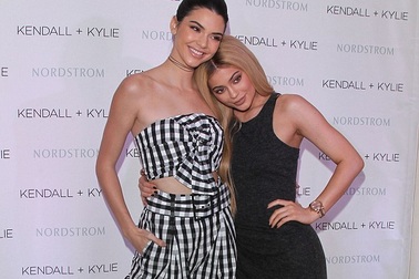 Hai em cô Kim sành điệu dự sự kiện