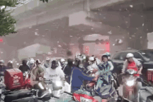 Trần nhà bị giật tung, nhiều người thót tim vì mắc kẹt giữa cuồng phong