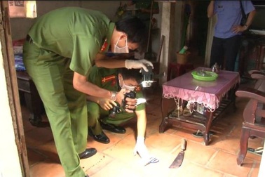 Tạm giữ nghịch tử nghi sát hại cả cha lẫn mẹ