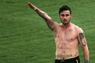 Cầu thủ bị cấm “lên tuyển” suốt đời chỉ vì…ăn mừng bàn thắng