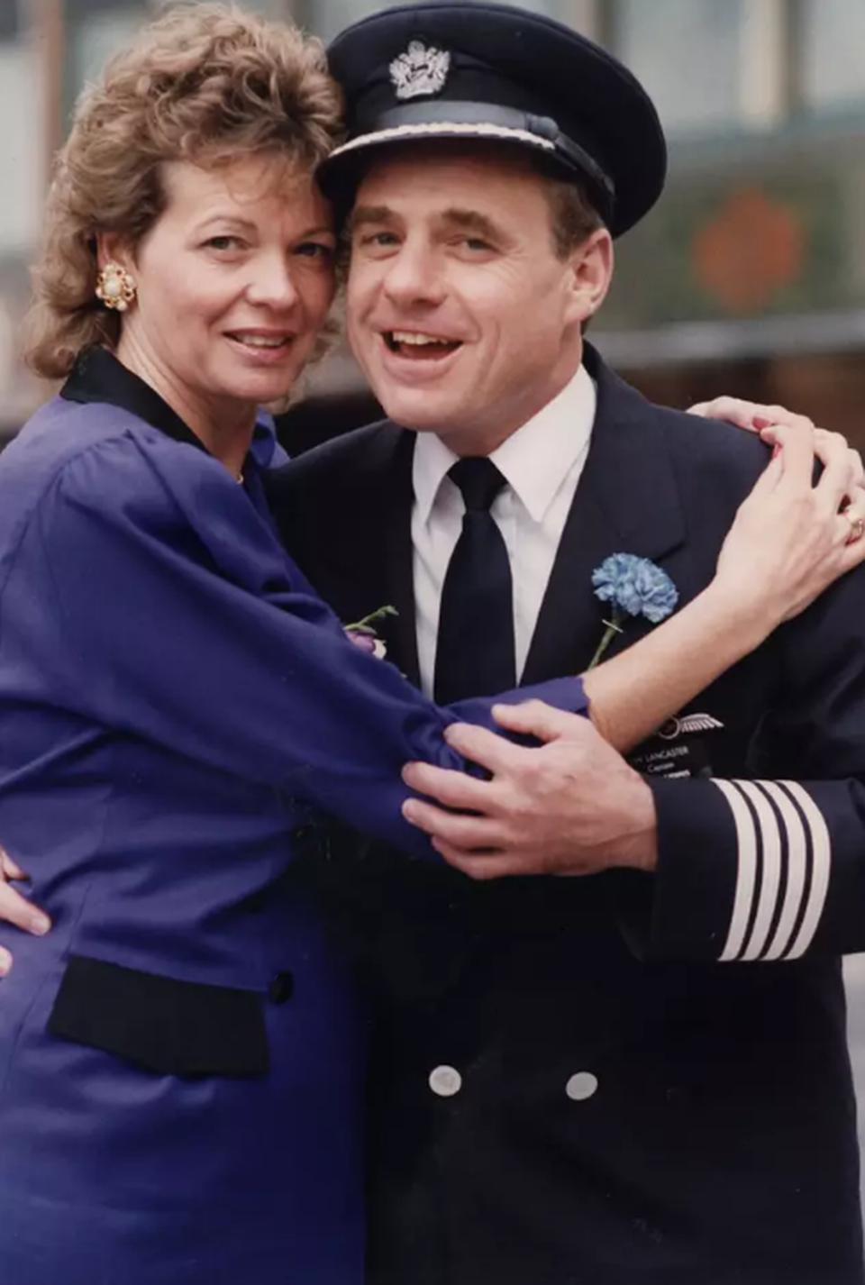 Phi công bị hút ra khỏi buồng lái giữa chuyến bay vẫn sống sót thần kỳ - 2 Phi công bị hút ra khỏi buồng lái giữa chuyến bay vẫn sống sót thần kỳ - 2