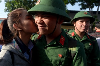 Thanh niên thành phố mang tên Bác lên đường nhập ngũ