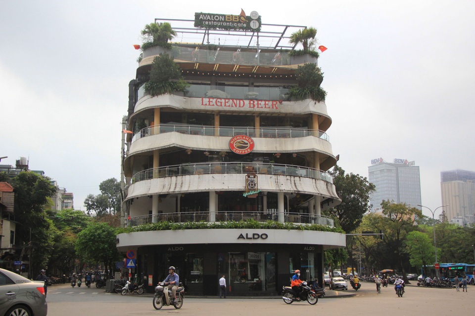Công an hối hả đi vận động, hàng loạt quán cà phê ở Hà Nội đóng cửa - 8 Công an hối hả đi vận động, hàng loạt quán cà phê ở Hà Nội đóng cửa - 8