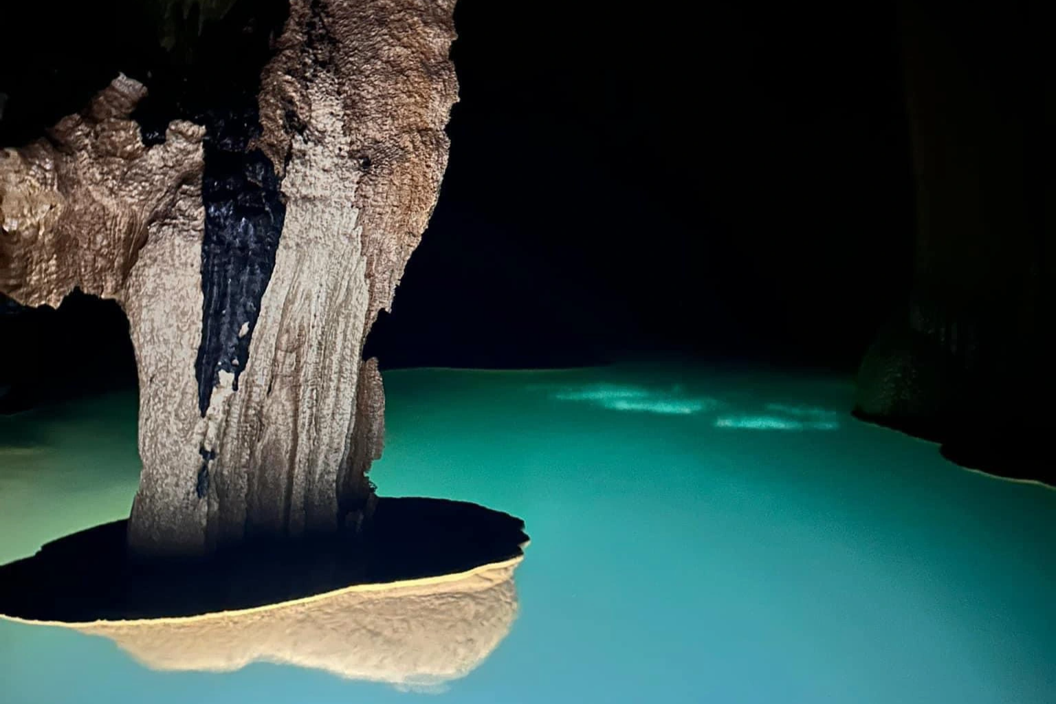 Phát hiện mới về hồ nước bí ẩn treo lơ lửng trong hang động ở Quảng Bình - 1